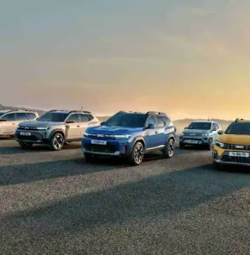 “Inovatia” din DACIA Duster, Bigster, Striker, Veche de Ani de Zile la BMW, Audi, Mercedes, Volkswagen Row of modern SUVs lined up on a gravel surface at sunset, with mountains in the distance on the left.