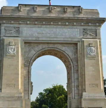 Vremea din Bucuresti se Strica, ATENTIONAREA Emisa de ANM pentru 11 August 2026 Stone triumphal arch with carved panels and medallions, set against a clear blue sky.
