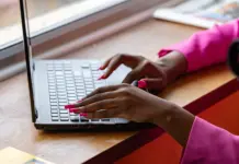 O funcție AI din Windows 11 este activată implicit și generează discuții despre performanță Windows 11 ai