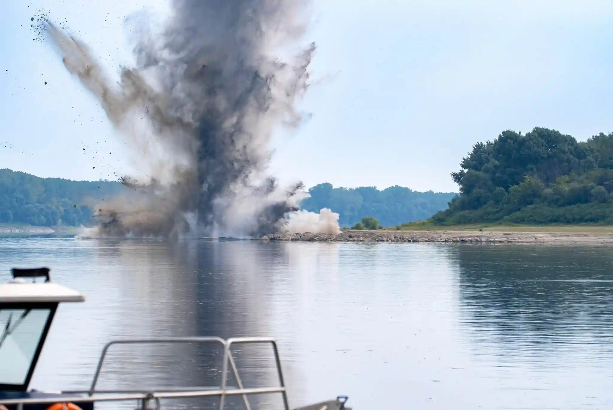 detonari Armata Romana Dunare debit fluviu explozie | iDevice.ro detonari Armata Romana Dunare debit fluviu explozie
