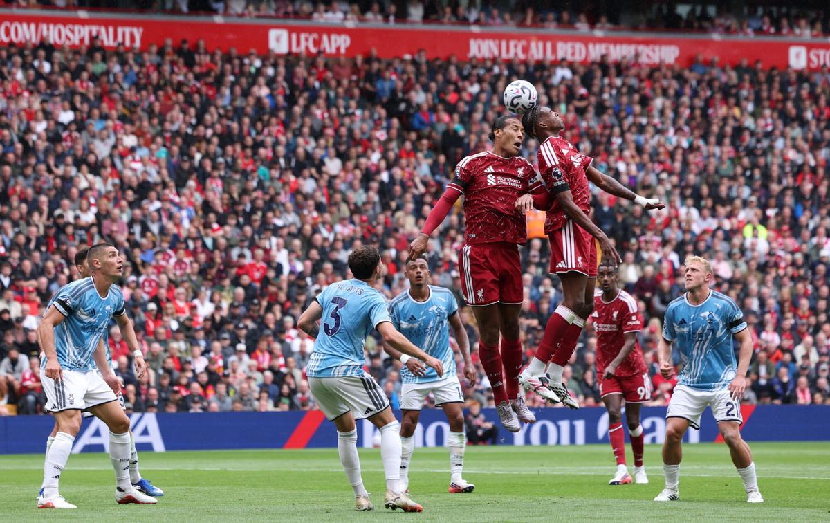 Virgil van Dijk și Jeremy Jacquet în Liverpool - Nottingham Forest