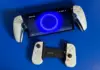 Un nou zvon despre consola portabilă PS6 indică un preț greu de ignorat pentru viitorul dispozitiv Sony playstation-portal-si-controller-backbone-pe-fundal-albastru