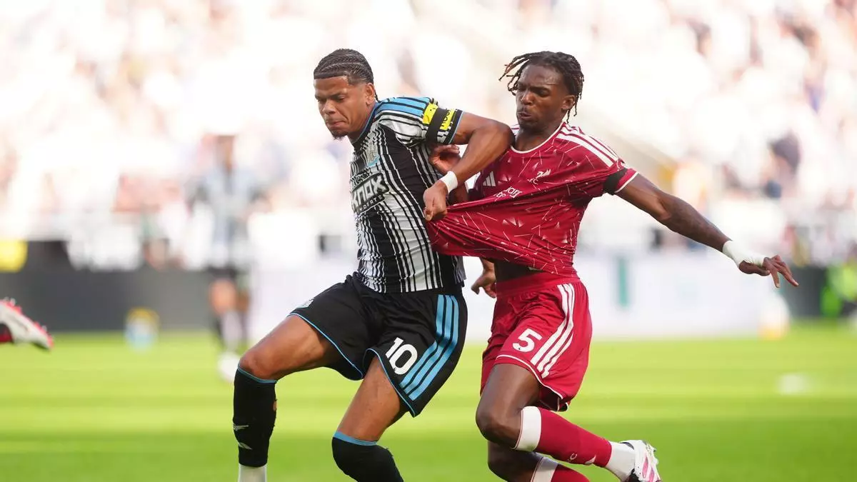 William Osula și Jeremy Jacquet în Newcastle United - Liverpool