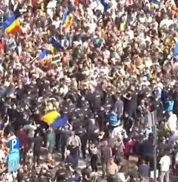 Proteste violente în Piața Victoriei din București, Gaze Lacrimogene și Bătăi între Ultrași, Ciobani și Jandarmi (VIDEO) proteste violente bucuresti piata victoriei