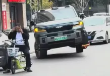 Incredibila BYD FCB Bao 8 Merge pe doar 3 Roți pe Drumurile Publice Mulțumită unui Sistem pe care nici Tesla nu îl are (VIDEO) BYD FCB Bao 8 3 roți