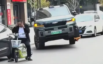 Incredibila BYD FCB Bao 8 Merge pe doar 3 Roți pe Drumurile Publice Mulțumită unui Sistem pe care nici Tesla nu îl are (VIDEO) BYD FCB Bao 8 3 roți