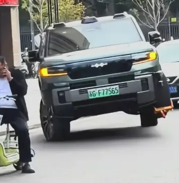 Incredibila BYD FCB Bao 8 Merge pe doar 3 Roți pe Drumurile Publice Mulțumită unui Sistem pe care nici Tesla nu îl are (VIDEO) BYD FCB Bao 8 3 roți