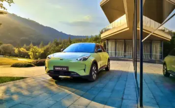 Mașinile electrice tot mai căutate în România, cu o rețea de încărcare tot mai mare la nivel național Geely E2 încărcare