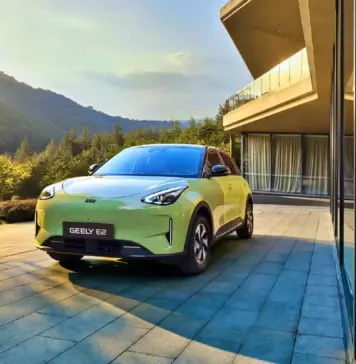 Mașinile electrice tot mai căutate în România, cu o rețea de încărcare tot mai mare la nivel național Geely E2 încărcare