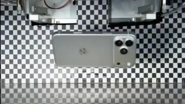iPhone 18 Pro Drop Test facut inainte de lansare pentru Apple. FOTO: Evleaks. iPhone 18 Pro drop test confidential tata