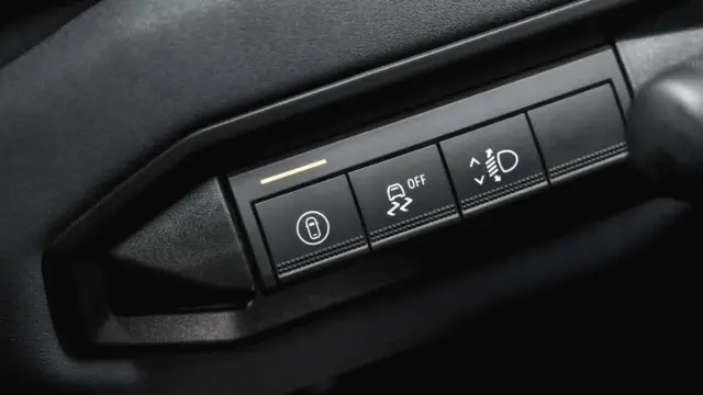 Interiorul DACIA Striker 2026 butoane asistenta