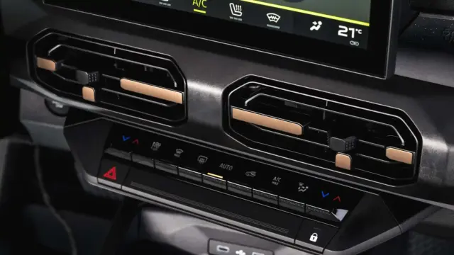 Interiorul DACIA Striker 2026 climatizare