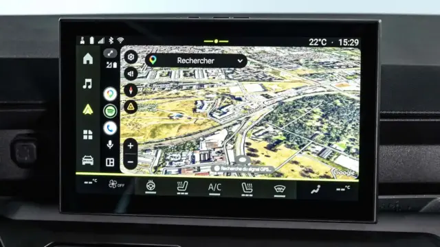 Interiorul DACIA Striker 2026 harti
