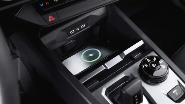 Interiorul DACIA Striker 2026 incarcare telefon