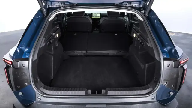 Interiorul DACIA Striker 2026 portbagaj scaune rabatate