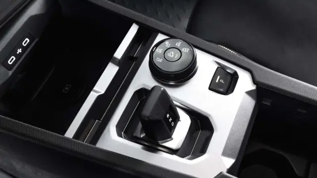 Interiorul DACIA Striker 2026 schimbator viteze