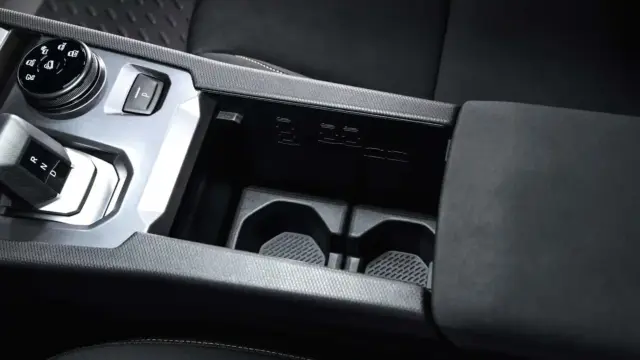 Interiorul DACIA Striker 2026 suport pahare