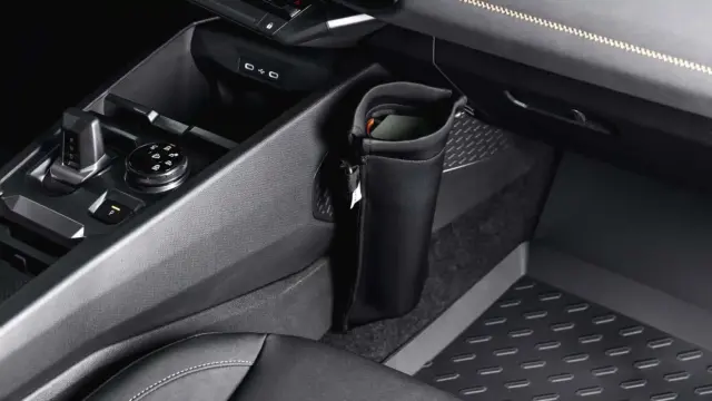 Interiorul DACIA Striker 2026 suport telefon