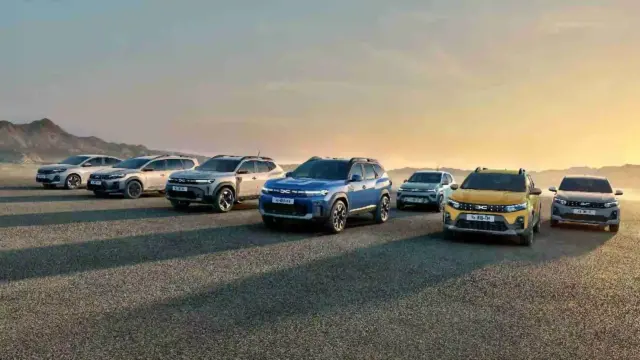"Inovatia" din DACIA Duster, Bigster, Striker, Veche de Ani de Zile la BMW, Audi, Mercedes, Volkswagen. Row of modern SUVs lined up on a gravel surface at sunset, with mountains in the distance on the left.