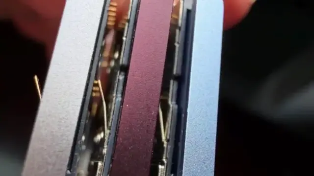 sertarele SIM ale iPhone 18 pro în culorile silver, cherry red li sky blue. sertare SIM iPhone 18 Pro