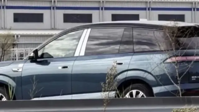 BYD Denza N8 EV albastră