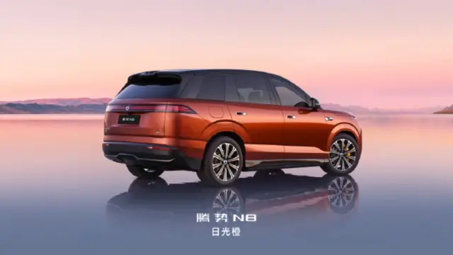BYD Denza N8 EV portocalie dreapta