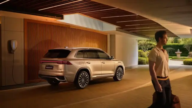 Geely Monjaro EM-i parcată