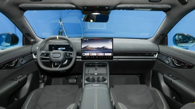 Lynk & Co 07 GT bord