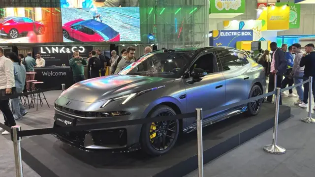 Lynk & Co 07 GT showroom